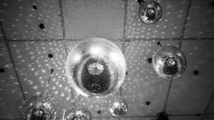 fun disco balls in purple light throw light on the ZEJA4H7 1 | Twentse Showtechniek